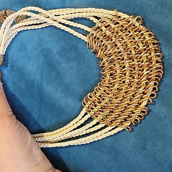 Vintage lot of 8 gold tone pieces of jewelry, faux pearls brooch - Picture 12 of 16